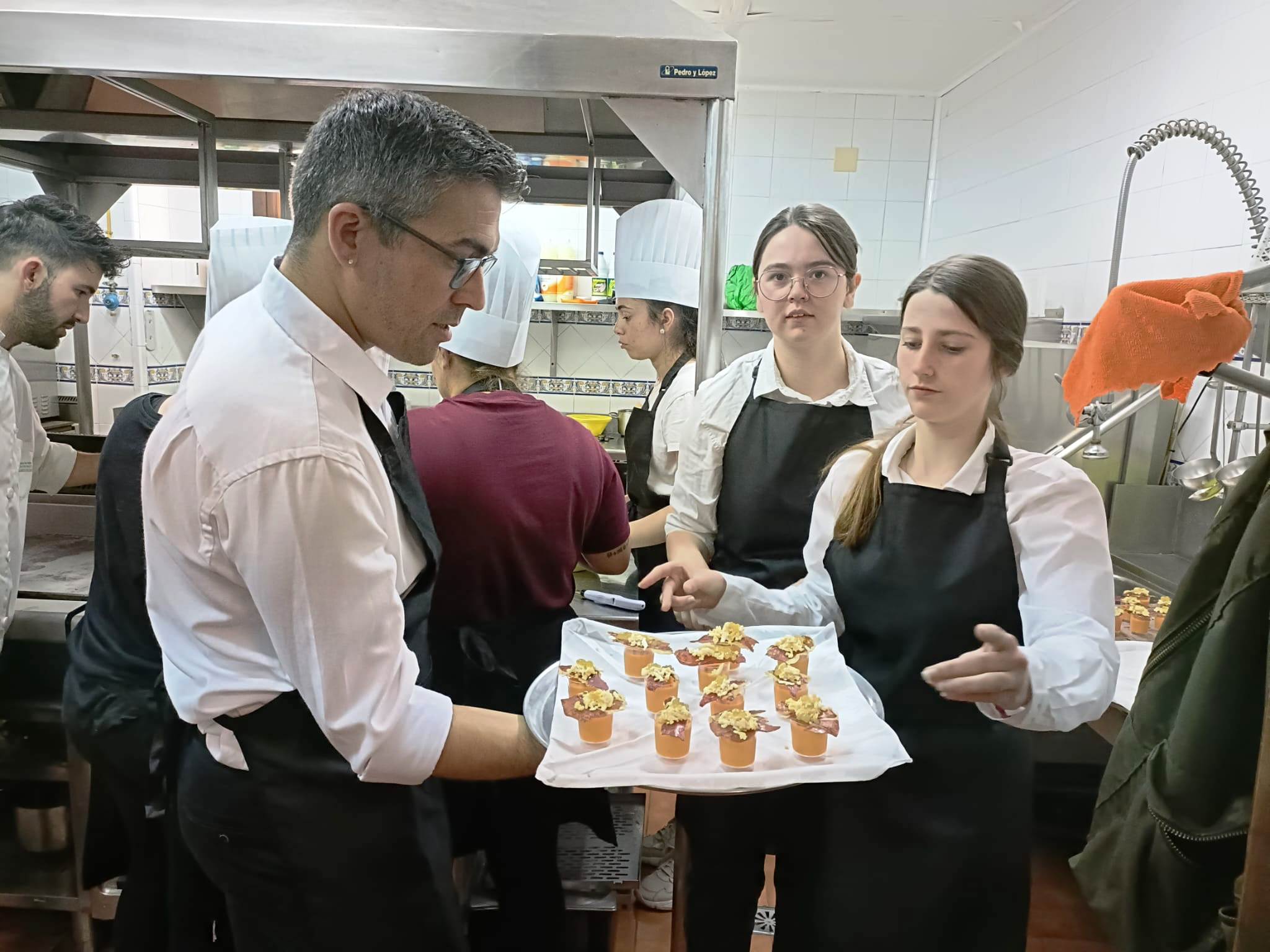 Los alumnos de los cursos de formación en cocina y restaurantes bar comienzan sus prácticas profesionales este mes en las empresas locales del sector